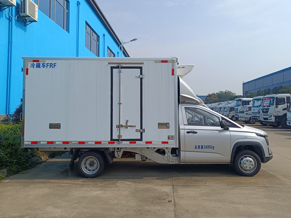 菱势黄金卡冷藏车