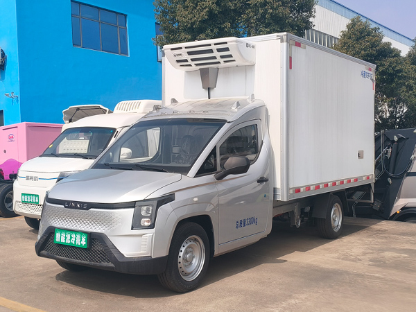 菱势黄金小卡冷藏车