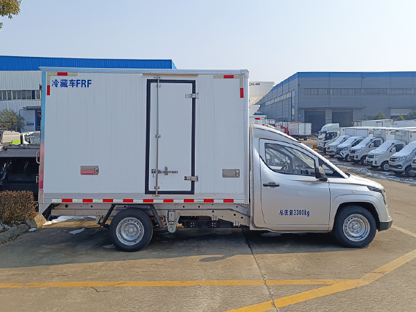 菱势黄金小卡冷藏车