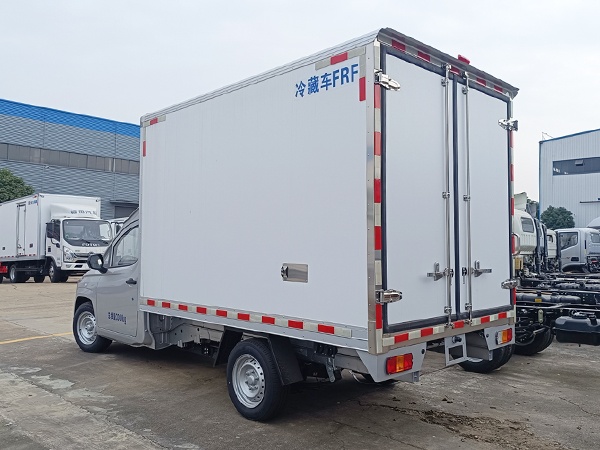菱势黄金小卡冷藏车